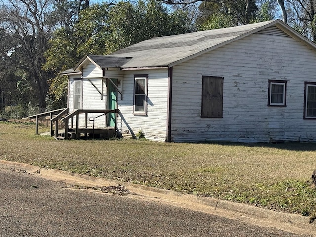 view of front of house featuring a front yard