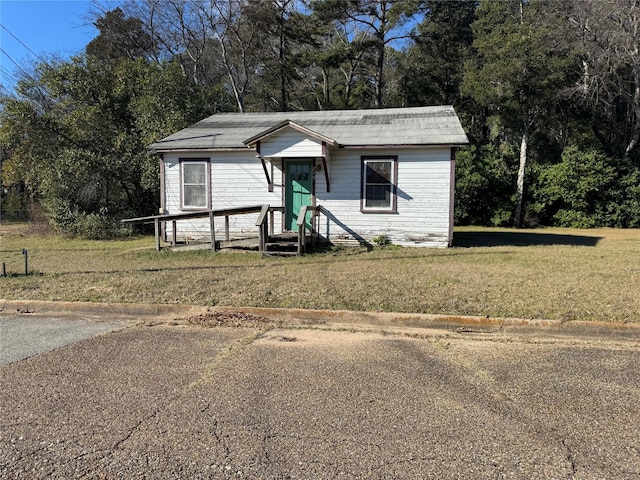 view of front facade with a front lawn