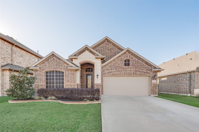 view of front of home featuring a front lawn and a garage