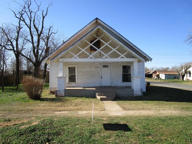 bungalow featuring a front lawn