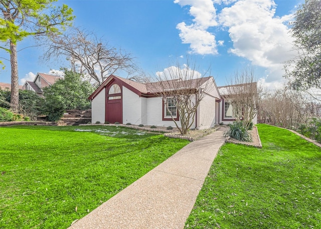 view of front of home featuring a front yard