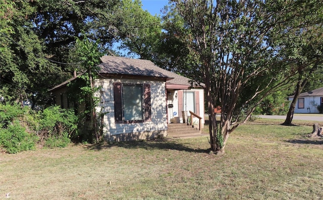 view of front facade with a front yard