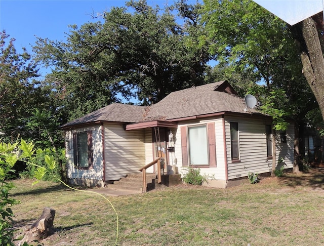 view of front facade with a front yard