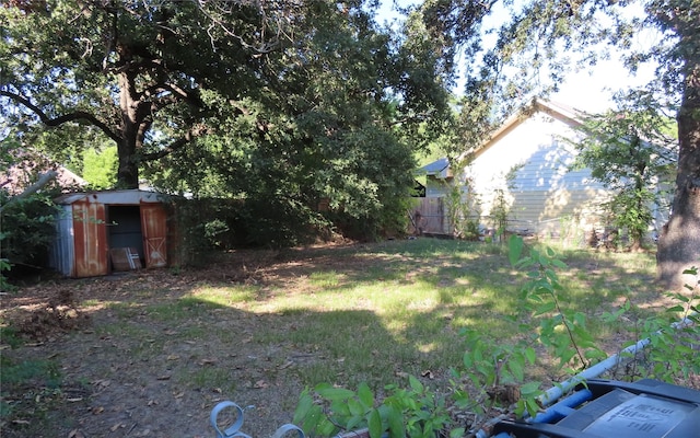 view of yard featuring a shed