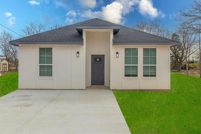 view of front of home featuring a front yard