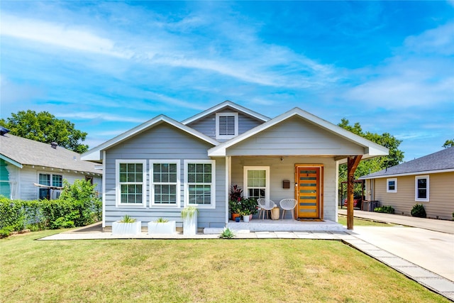 view of front of property featuring a front yard and covered porch