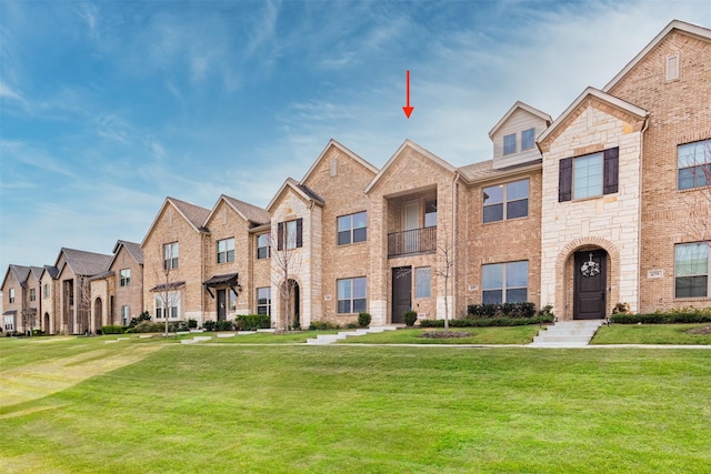 townhome / multi-family property featuring a front yard