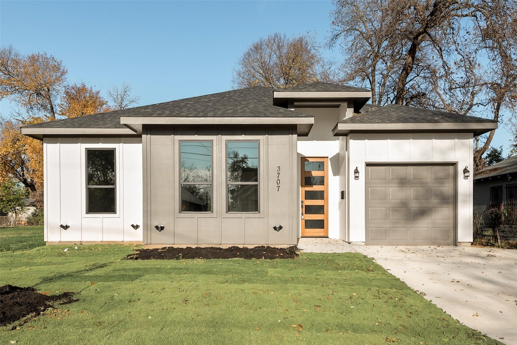 view of front facade featuring a front lawn and a garage