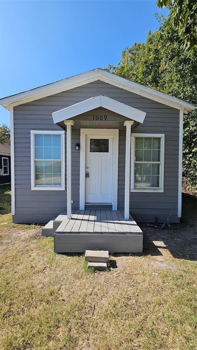 view of front of property with a front lawn