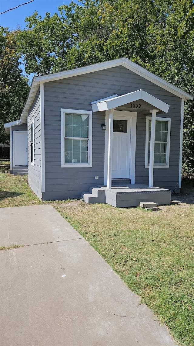 view of front of property with a front yard