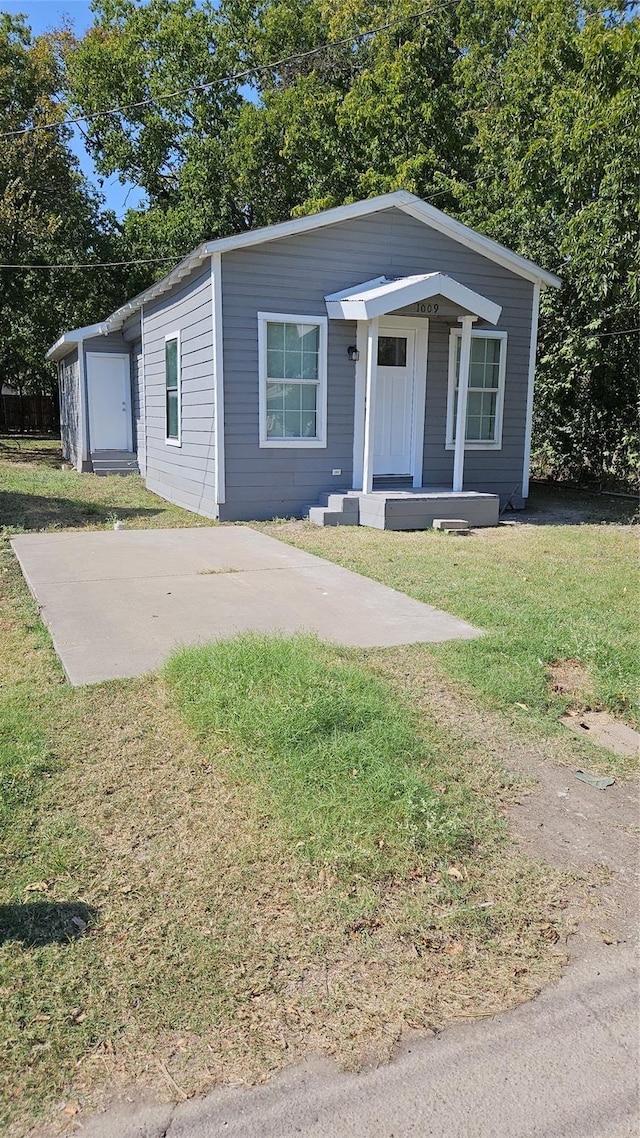 manufactured / mobile home featuring a front yard