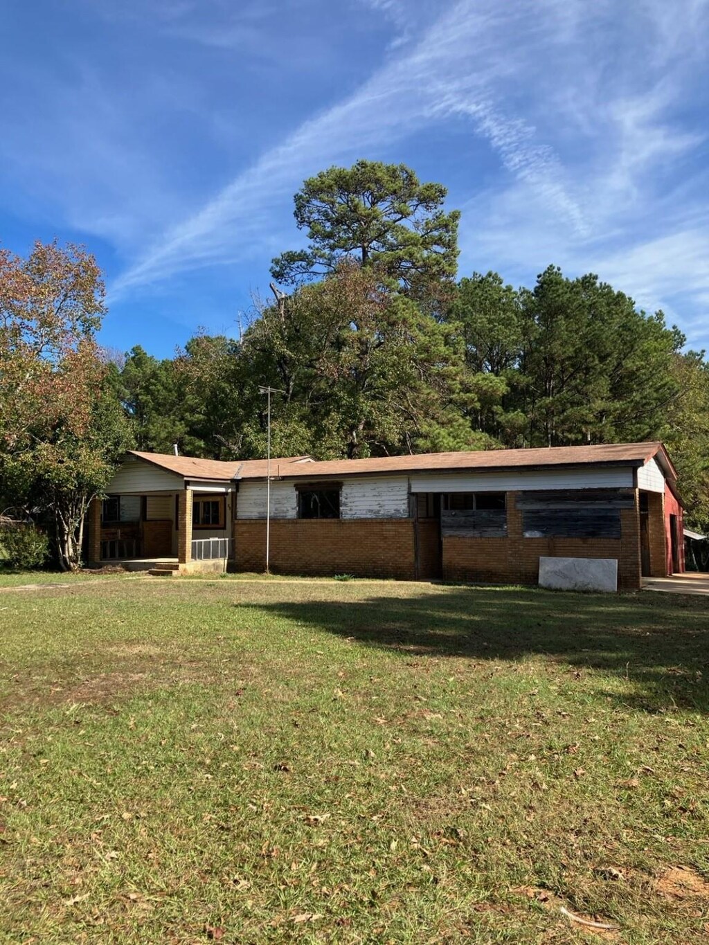 view of front of property with a front lawn