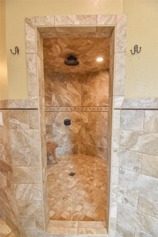 bathroom featuring tiled shower