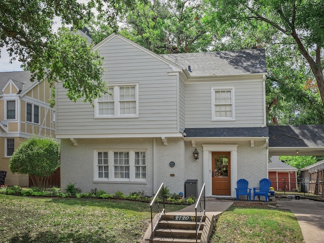 view of front facade with a front lawn