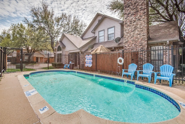 view of swimming pool