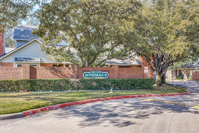 community / neighborhood sign featuring a lawn