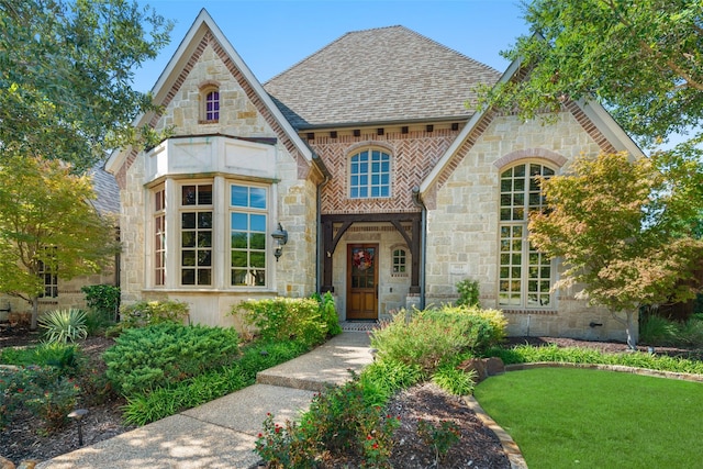 view of front of home featuring a front yard