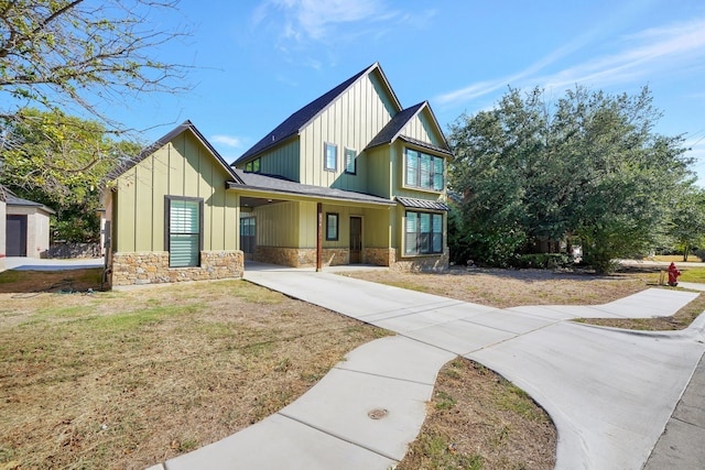 view of front facade featuring a front lawn