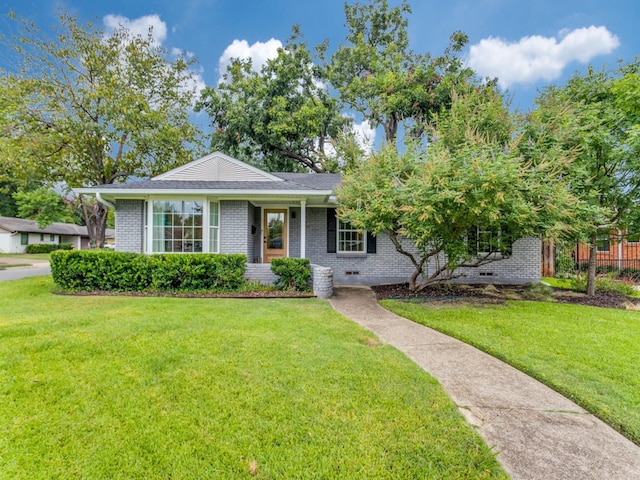 view of front of home featuring a front yard