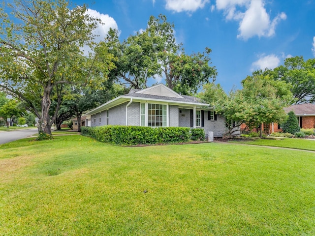 ranch-style house featuring a front lawn