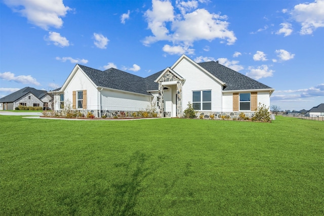 view of front facade featuring a front lawn