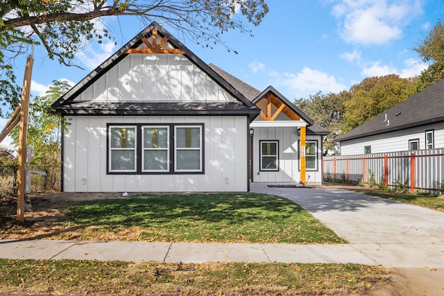 modern farmhouse featuring a front yard