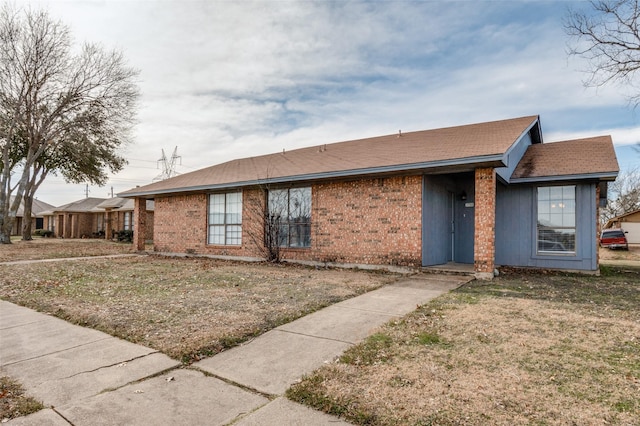 single story home with a front yard