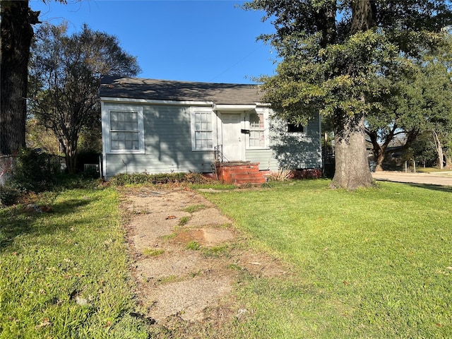 view of front of house with a front lawn