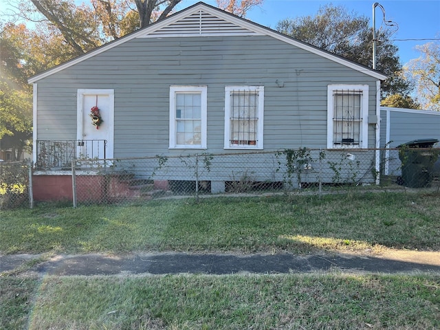 view of side of property featuring a lawn