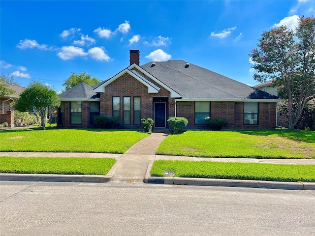 view of front of property featuring a front lawn