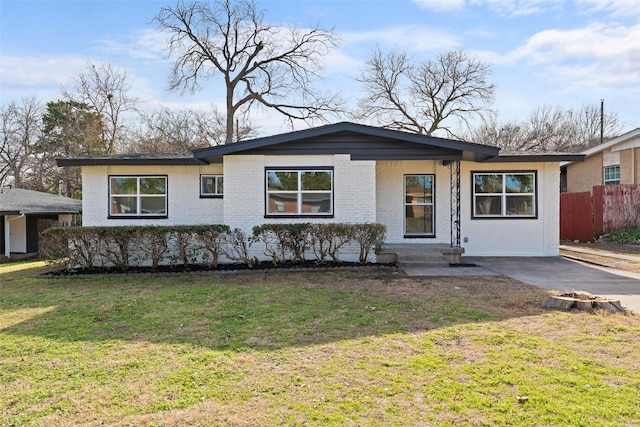 single story home with a front yard