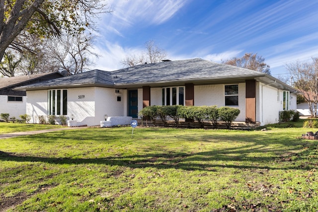 view of front of house with a front lawn