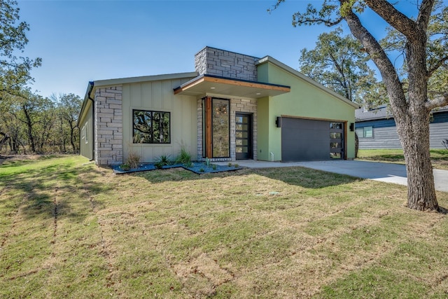 view of front of house featuring a front lawn and a garage