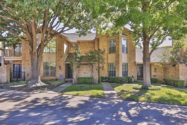 view of front of house featuring a front yard