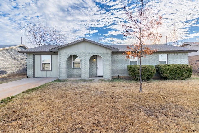 single story home featuring a front lawn