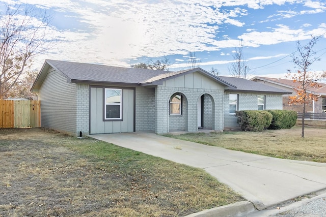 ranch-style home with a front yard