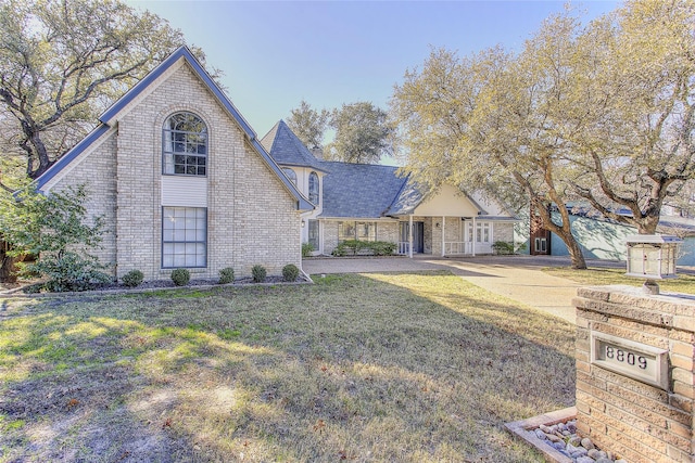 view of front facade featuring a front yard