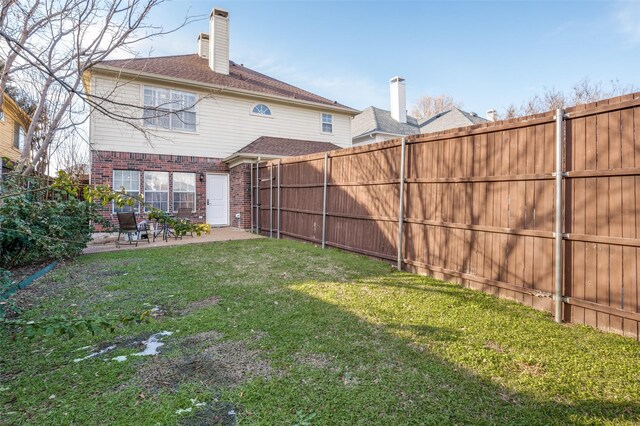 view of yard featuring a patio area