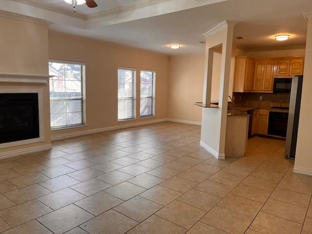 kitchen with ceiling fan, black appliances, crown molding, and tasteful backsplash