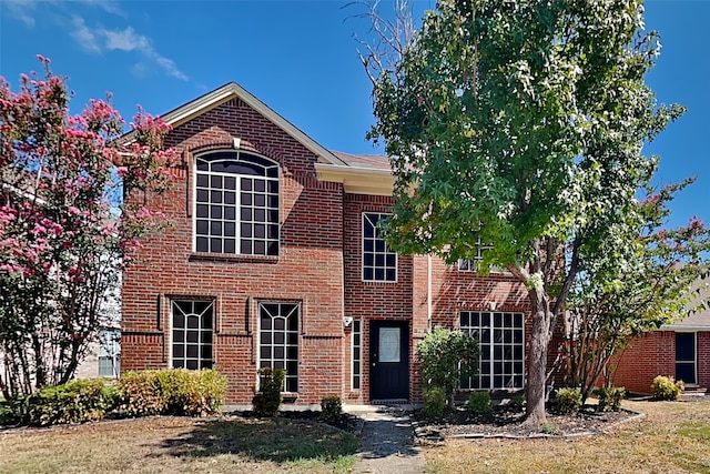 view of front of property featuring a front lawn