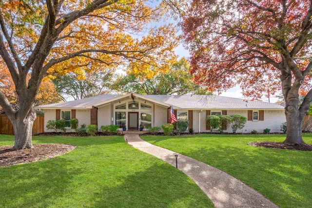 ranch-style home featuring a front lawn