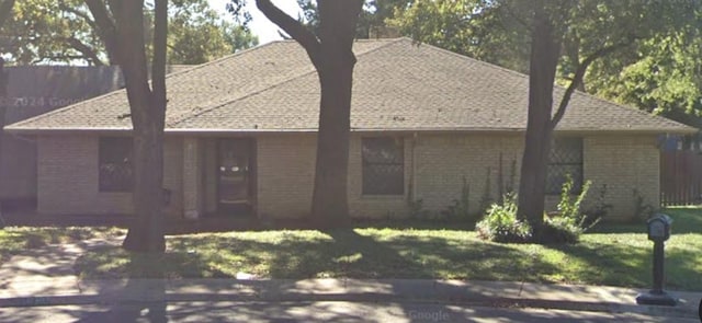 view of front of house featuring a front lawn