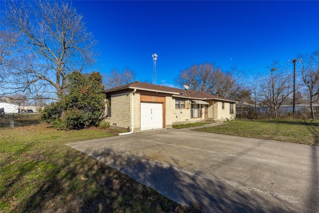 view of front of home featuring a front yard and a garage