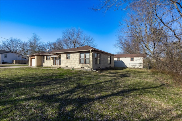 view of front of home featuring a front yard and a garage