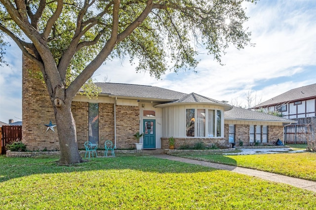 view of front of home featuring a front lawn