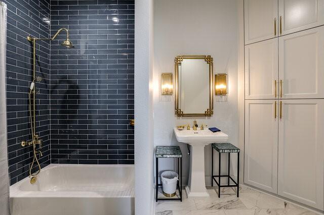 bathroom with tiled shower / bath combo