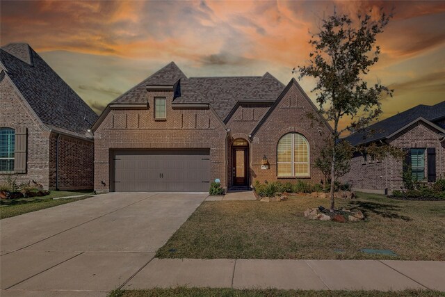 view of front facade featuring a yard and a garage