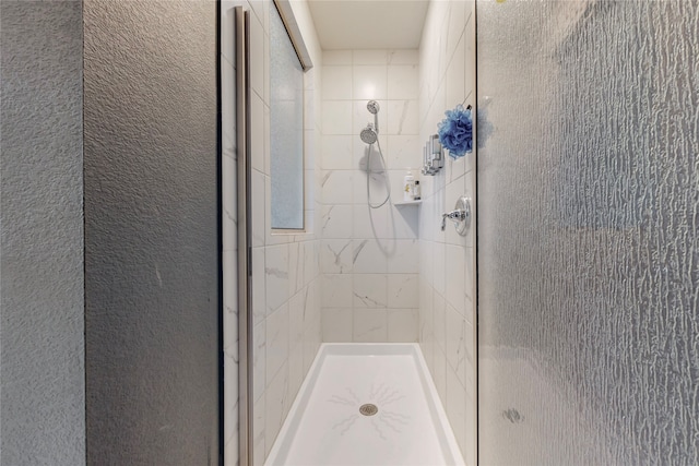 bathroom featuring tiled shower