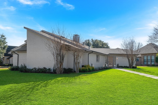 single story home with a front yard