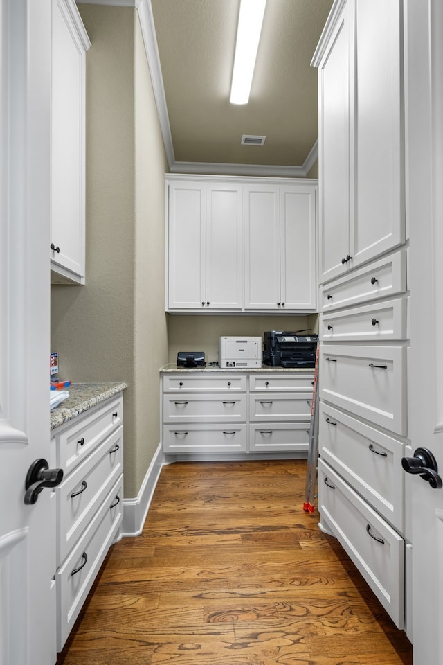 walk in closet with wood-type flooring